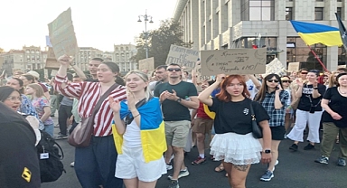Des milliers de manifestants à Kiev : les protestataires exigent que Selenskyj les écoute