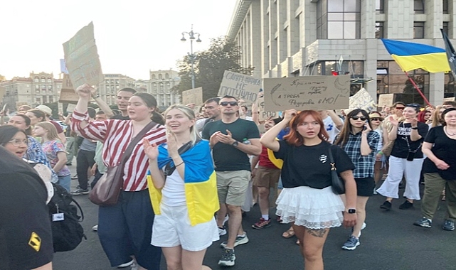 Des milliers de manifestants à Kiev : les protestataires exigent que Selenskyj les écoute